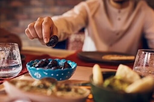 “ديلى ميل” البريطانية تبرز فوائد الصيام: يخفض الكوليسترول والوزن