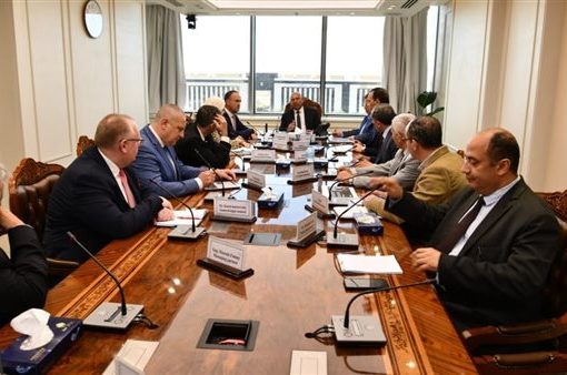 وزير النقل ينهي الاتفاق مع «سكودا» لعمرة وصيانة جرارات الهنشل بالسكة الحديد