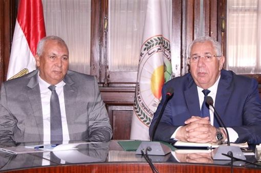 «القصير» يبحث سبل دعم عدد من المشروعات الزراعية بالوادي الجديد