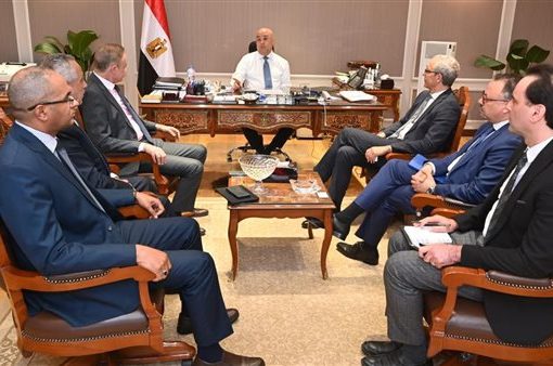 وزير الإسكان يبحث التعاون مع «أكوا باور» لتوطين تكنولوجيا تحلية المياه