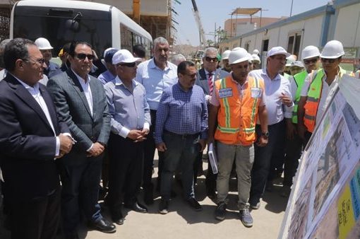 وزير النقل ووفد برلماني يتفقدان مشروع مونوريل غرب النيل