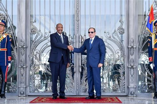 السيسي يستقبل رئيس مجلس السيادة السوداني بمطار العلمين الدولي