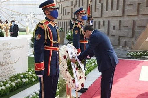 السيسي يضع إكليلا من الزهور على النصب التذكاري لشهداء القوات المسلحة