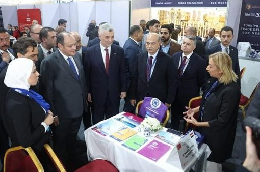 وزير التجارة ونظيره التركي يتفقدان أجنحة الملتقى والمعرض الدولي الثاني للتصنيع