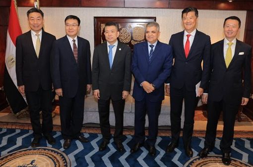 رئيس هيئة قناة السويس يبحث التعاون مع وفد الخط الملاحي الصيني COSCO