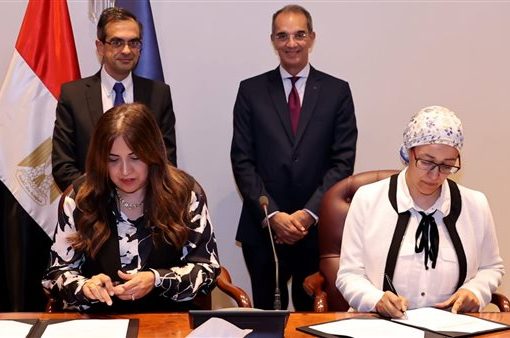 توقيع بروتوكول تعاون بين معهد تكنولوجيا المعلومات و «فودافون للحلول الذكية»