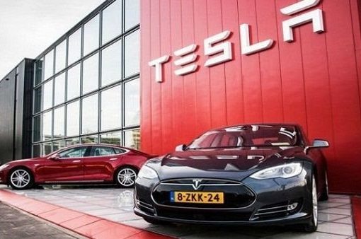 تسلا تستدعي 120 ألف سيارة جديدة بسبب مشكلة في الأبواب