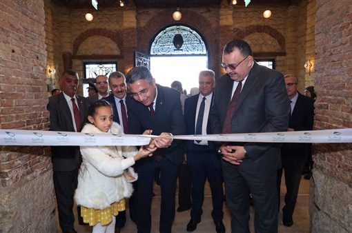 رئيس البريد المصري يفتتح المعرض العربي للطوابع