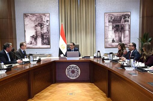 «مرسيدس بنز» تدرس الاستثمار بمجال السيارات الكهربائية في مصر