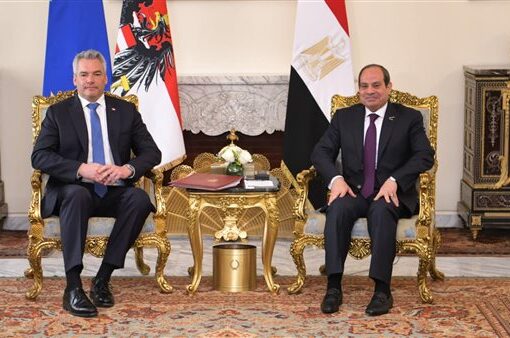 الرئيس السيسي يستقبل المستشار النمساوي كارل نيهامر على هامش القمة المصرية الأوروبية