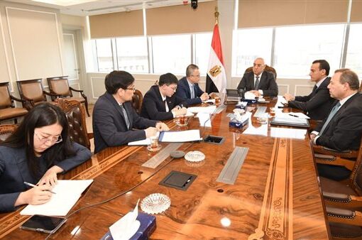 وزير الإسكان يبحث موقف المشروعات المشتركة مع شركات المقاولات الصينية