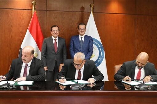 وزير البترول يشهد توقيع اتفاقيتين لتطوير حقول النفط والغاز المتقادمة بخليج السويس