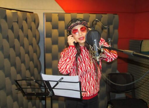 دوللي شاهين تنتهي من تسجيل أغنية “ست البنات” صور