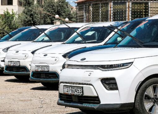 الحكومة الأردنية تفرض قيوداً جديدة على إستيراد السيارات الكهربائية