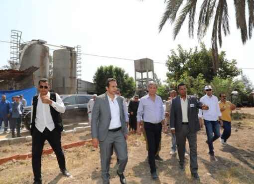 وزير الزراعة يتفقد مزرعة الاصلاح الزراعي لإنتاج البيض بايتاي البارود.. ويشيد بجهود العاملين بها