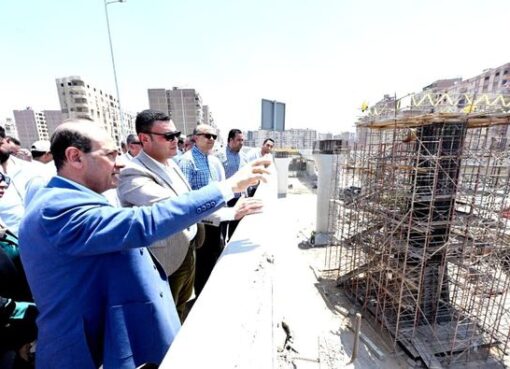 وزير الإسكان يتفقد سير العمل بمحور “عمرو بن العاص” الحر