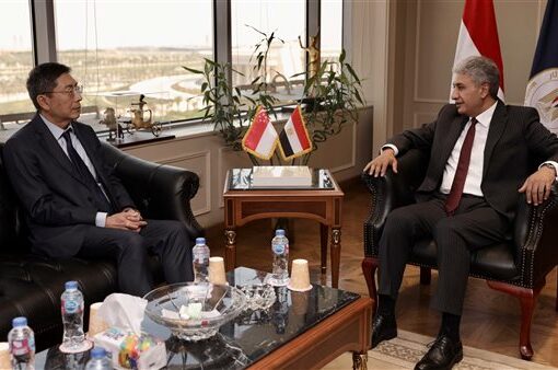 وزير السياحة يبحث سبل زيادة الحركة الوافدة من سنغافورة إلى مصر