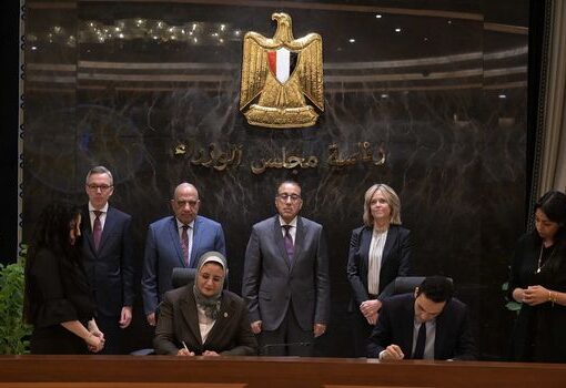 رئيس الوزراء يشهد توقيع اتفاقيات لإنتاج الكهرباء من الطاقات المتجددة (شمسي و رياح) وتخزينها