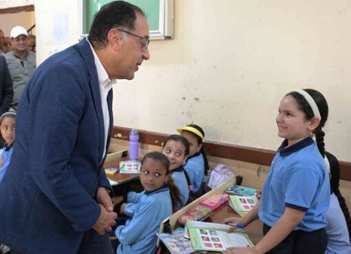 رئيس الوزراء يزور مدرسة وادي الملكات الابتدائية المشتركة بمدينة الأقصر