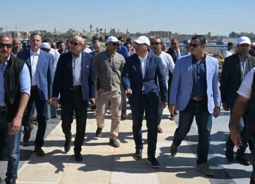 رئيس الوزراء يتابع أعمال تطوير كورنيش البر الغربي والممشى الزجاجي