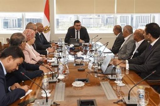 وزير الإسكان يتابع موقف تشغيل منظومة النقل الداخلى والخارجى بالمدن الجديدة