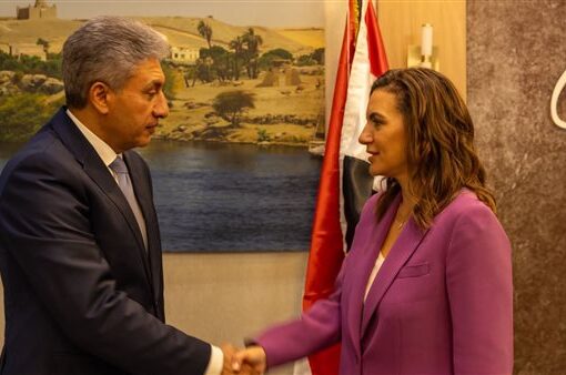 وزير السياحة والآثار يبحث زيادة الحركة الوافدة من اليونان إلى مصر