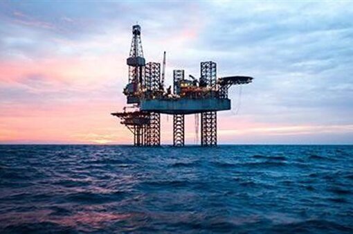 أسعار النفط تواصل التراجع بضغط من ارتفاع مخزونات الوقود الأمريكية