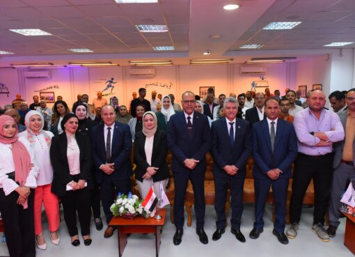 وزير العمل يُسلم 50 عقد عمل لذوي همم من أبناء”القاهرة”.. و”مُهمات وقاية ” للعاملين في “مشروع المونوريل”