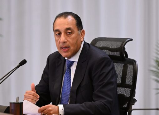 رئيس الوزراء يستعرض تقريرا حول تقديم خدمات الشهر العقارى عبر المنافذ البريدية