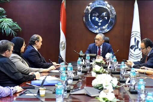 مجموعة كريستال مارتن تبحث إنشاء مصنع للمنسوجات والملابس الجاهزة في مصر