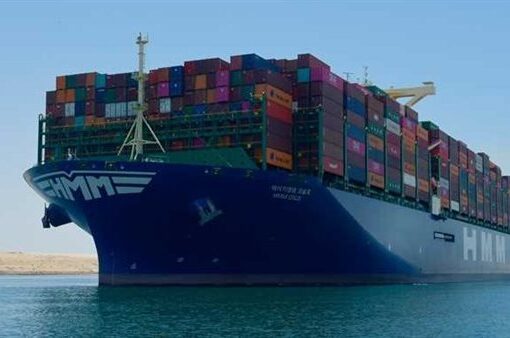 «البترول» تعلن السيطرة على حريق سفينة حاويات بمنطقة رأس غارب