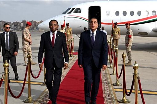 رئيس الوزراء يستقبل نظيره السوداني بمطار القاهرة الدولي