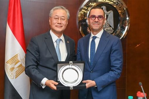 «الخطيب» يبحث فرص زيادة الاستثمارات الكورية في السوق المصري