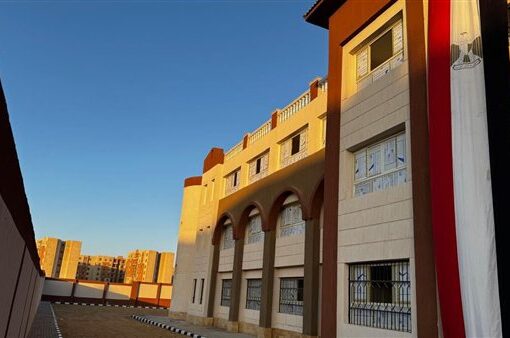 وزير الإٍسكان يوجه بإنهاء المشروعات السكنية بمدينة أكتوبر الجديدة